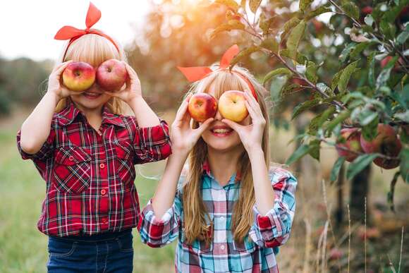 Apfelernte - Kinder mit Äpfeln