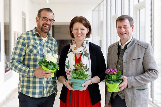 Karl Ploberger, Landesrätin Michaela Langer-Weninger und Hannes Hofmüller präsentieren die Gartenlandtour 