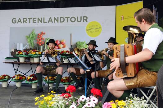 Musikgruppe DHoamatlandla auf der Bühne