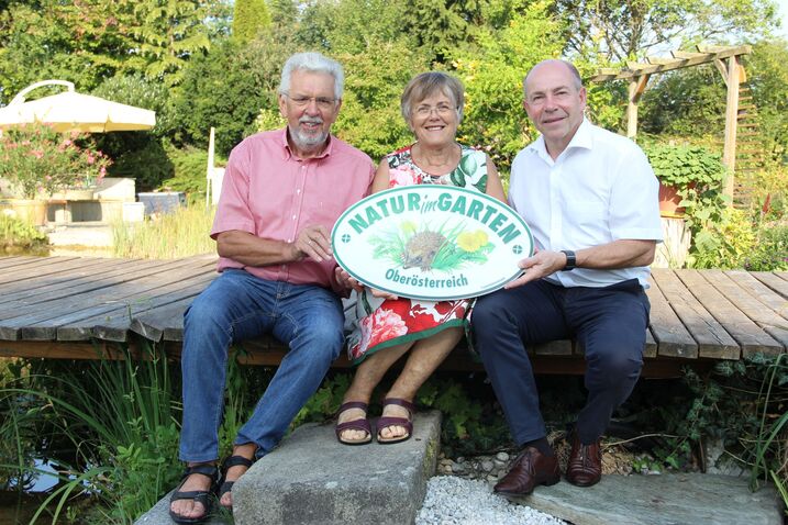 Familie Panhölzl mit Landesrat bei Plakettenübergabe