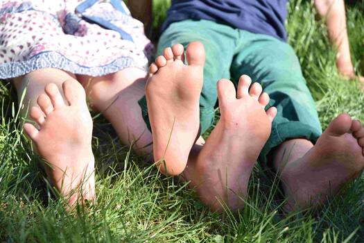 Kinderfüße im Garten