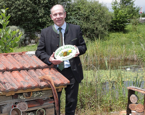 Landesrat Hiegelsberger mit Natur im Garten-Plakette