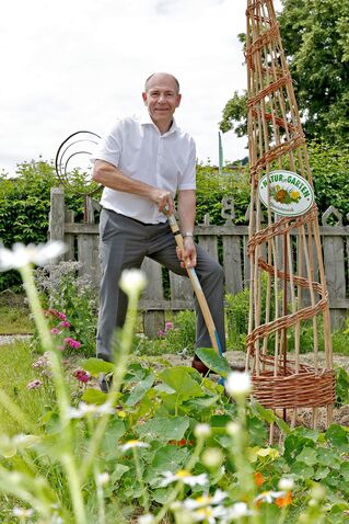 LR Hiegelsberger bei der Gartenarbeit