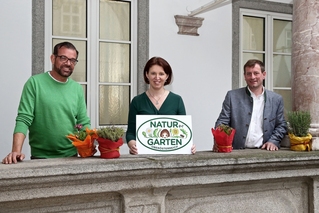 Ploberger, Langer-Weninger, Hofmueller mit der Natur im Garten Plakette