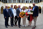 Gebietsdirektor Mag. Max Rockenschaub (OÖ Versicherung), Bgm. Gerhard Obernberger, Margit Huemer (Schloss Kremsegg), LR Max Hiegelsberger, Sylvia Matthes, Mag.a Karin Imlinger-Bauer und Dr. Thomas Watzenböck (Schloss Kremsegg)