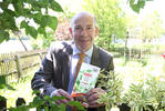Agrar-Landesrat Max Hiegelsberger präsentiert den informativen Gartenbegleiter 'Gemüse – pflanzen, ernten und genießen'