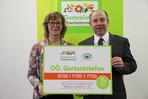 Landesrat Max Hiegelsberger und Elisabeth Koppensteiner, MSc (Geschäftsführerin der GARTENleben GmbH) präsentieren das OÖ Gartentelefon