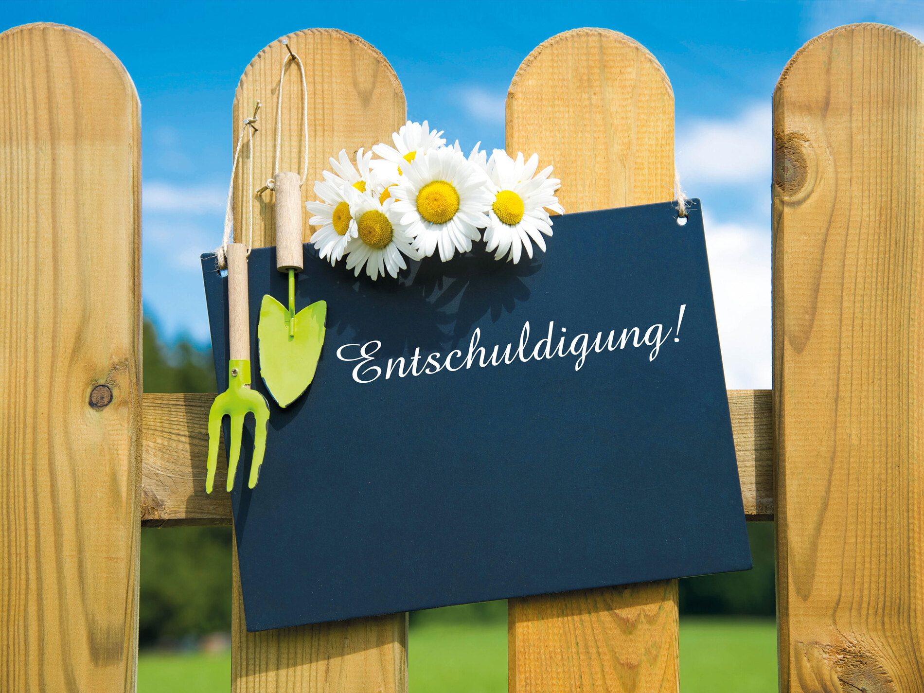 Schild mit der Aufschrift 'Entschuldigung' hängt auf einem Holzzaun