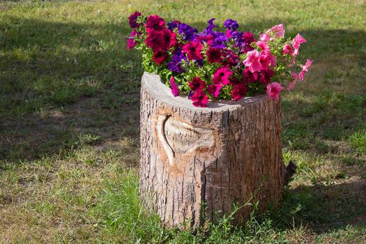 Mit Blumen bepflanztes Totholz im Garten