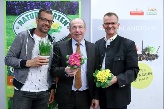 Karl Ploberger, Max Hiegelsberger und Landesgärtnermeister Dietmar Bergmoser mit Blumen