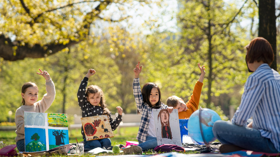 Kunstunterricht einer Volkschule im Park