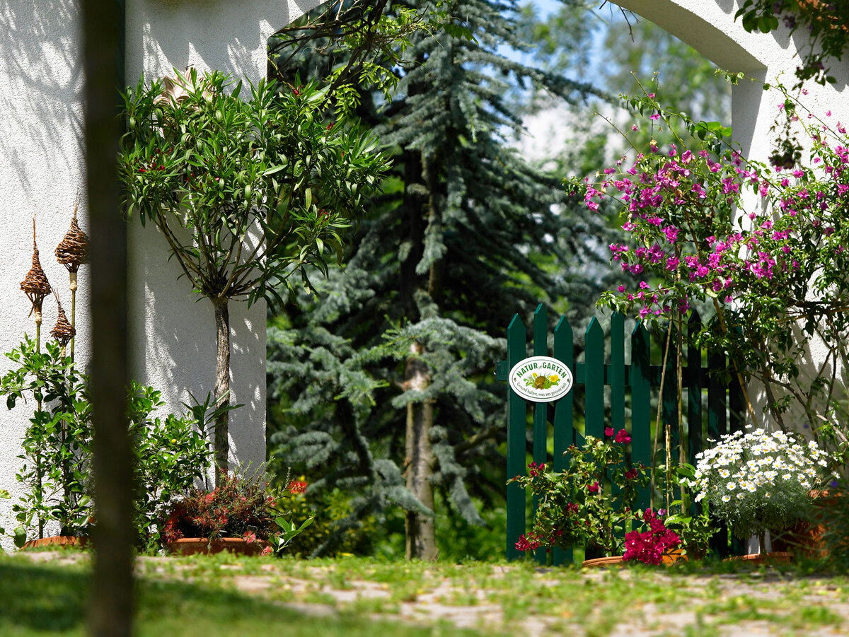 Natur im Garten-Plakette auf dem Eingangstor von Familie Rusch.