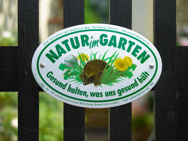 Natur im Garten-Plakette auf dem Holzzaun von Familie Rusch